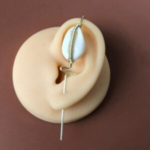 Monoboucle cuivre et cauris “Abondance” – bijou artisanal symbole de richesse et d’énergie positive