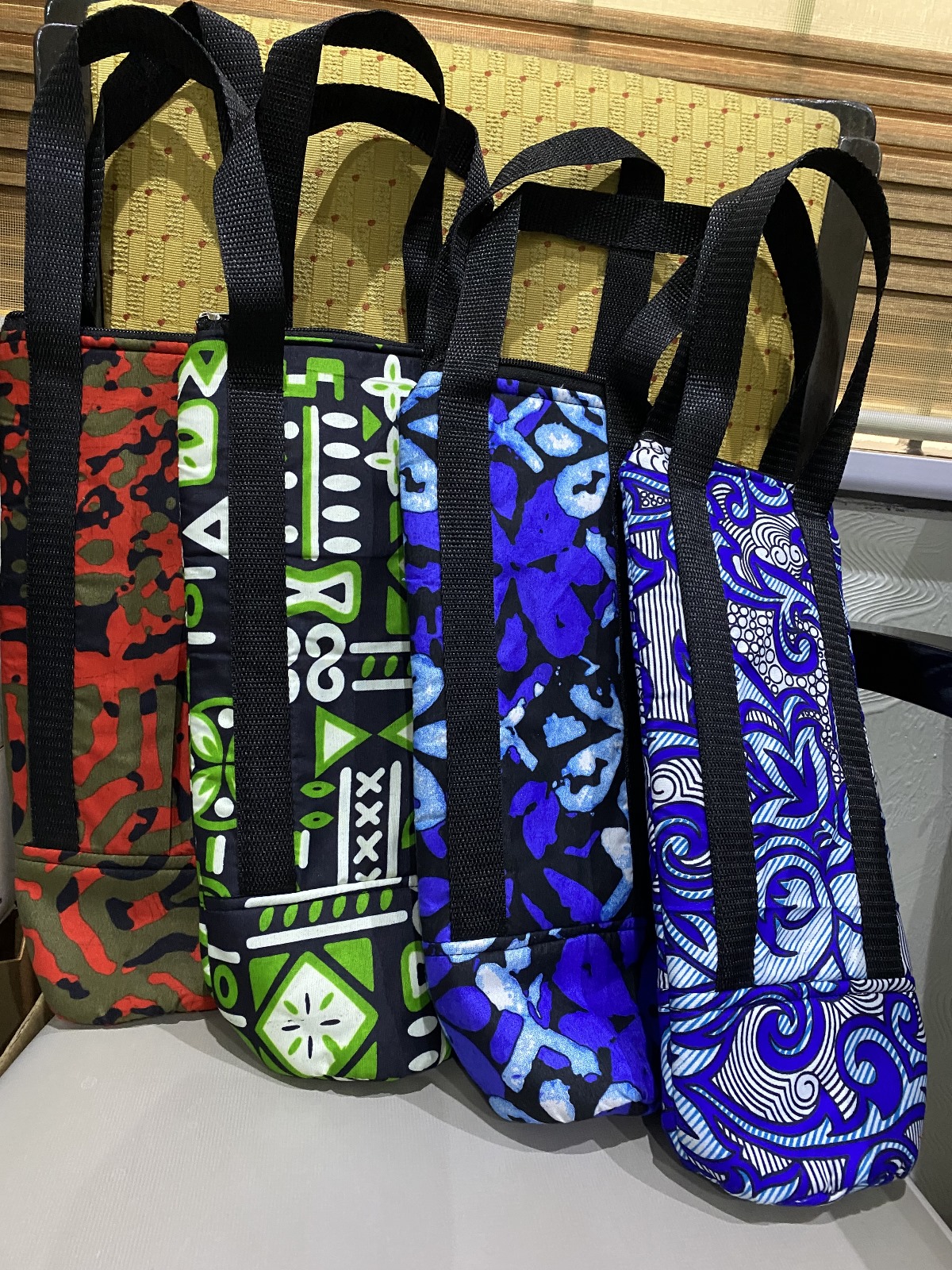 Porte-bouteille isotherme en tissu wax différents coloris et motifs, modÚle artisanal yoleleboutique